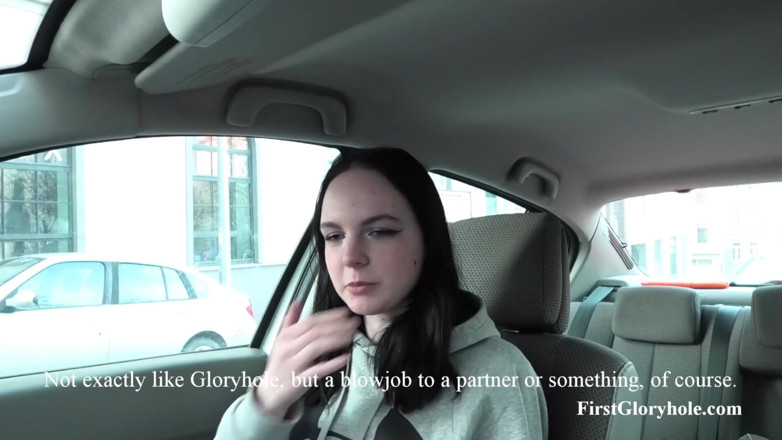 First Gloryhole: Une étudiante fraîchement de 18 ans avale une papite de 15 mecs (vidéo complète)