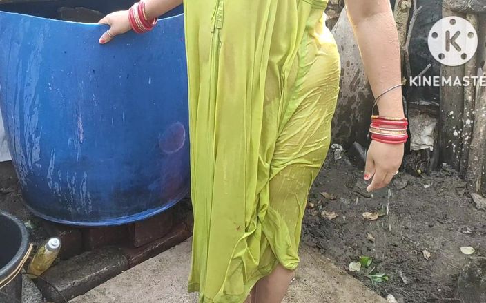 Anit studio: India ama de casa bañándose afuera con baile