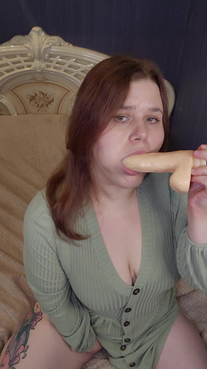 Peach Desert: Punto di vista pompino con un dildo una rossa paffuta...