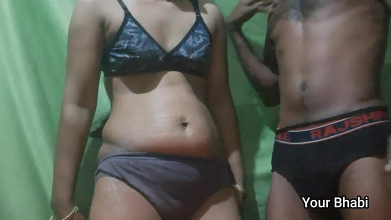 Bhabi: 超级热辣的继妹和她的继兄共度一晚 第1部分