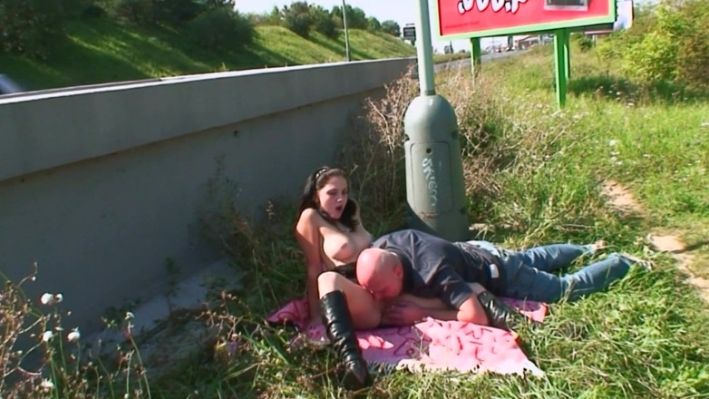 Wild outdoor milfs: Veřejný venkovní sex s výstřikem na obličej a tvrdé šukání