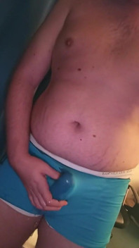 Dicker junge pisst in weiße und blaue Unteries