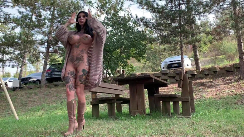 Megan Inky: Rozbieraj się w parku