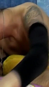 Latex MILF fingrade och kuk slickade i slarvig trekant