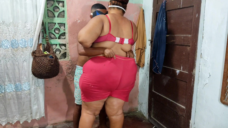 Gordita Culo Rico: Yaramaz üvey oğlumdan bir ziyaret aldım, beni okşamaya başladı ve sonunda...