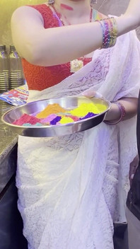 Hintli holi ve bütün gece yengeyle harika vakit geçirdi