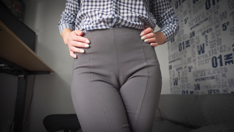Teasecombo 4K: Une secrétaire coquine vous séduit avec son cameltoe en pantalon...