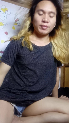 Reynaldo6: O ladyboy está sempre sozinho na sala.