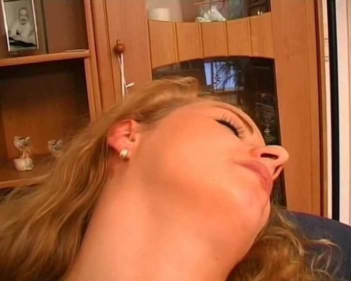 BB Video - Vintage Story: Amatoriale tedesca miLF bionda con grandi tette naturali solista scopata # 2