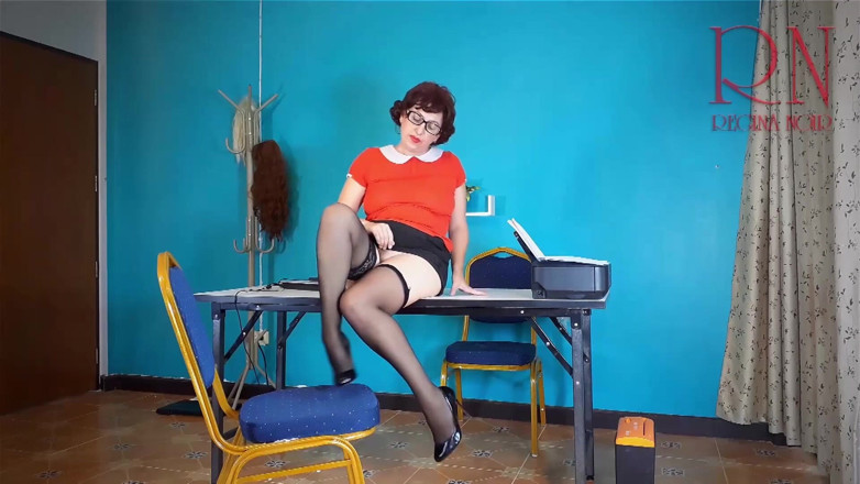 Regina Noir: Sexretary - ऑफिस में कैमरा. नारंगी पोशाक के साथ कोई पैंटीज सेक्रेटरी नहीं
