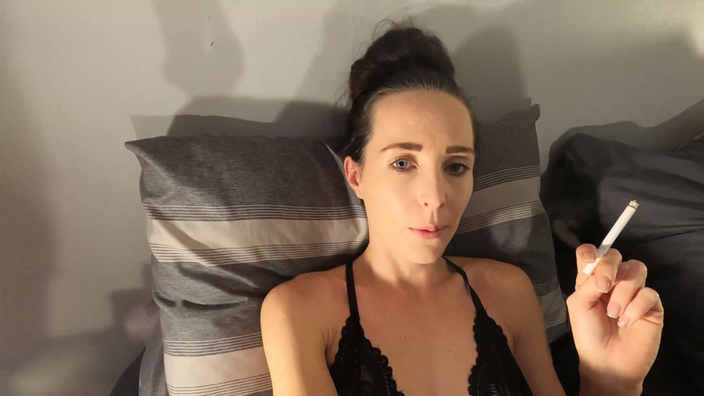 Alicia Robertz: Cewek seksi dengan lingerie hitam garnet lagi asik merokok, nyepong...