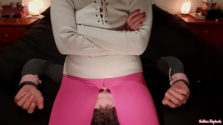 goddess82: Мій раб страждає під моїми легінсами верблюжої лапки!