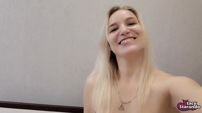 Stacy Starando: Зведена сестра любить домінувати наді мною, коментувати, що відбувається, і кінчати мені на обличчя!