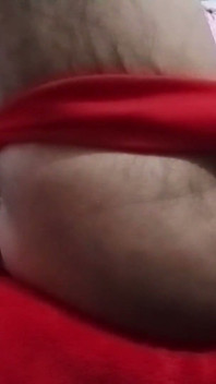 India gay crossdresser Gaurisissy presionando sus grandes tetas y dedeándose en su culo en lencería roja de luna de miel sexo duro bdsm