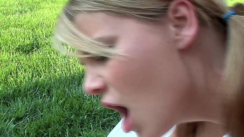 SEXUAL SIN: Сцена с грязной с косичками - 1 Грязная блондинка Kimberly жестко трахается в саду