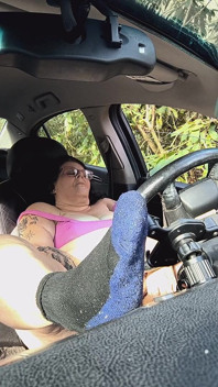Provocazione porca mentre lui la guarda pompare la figa per ottenere il suo cazzo duro