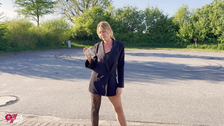 Miley Weasel: ブロンドのナイロン売春婦が尻を縛られたまま自分を犯す!!