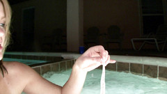 Hot Girlz: Peituda loira gata se masturba na piscina