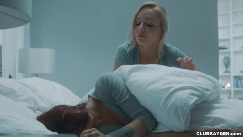 Kayden Kross: Kayden Kross zjada Evelin Stone w gorącym lesbijskich filmach