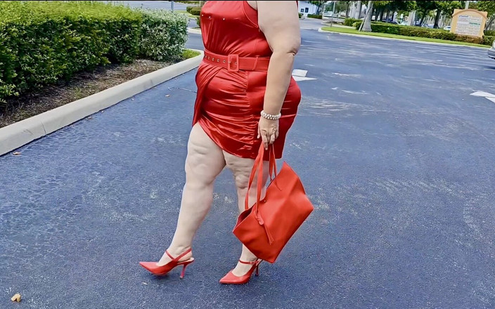 Jamdown26 Big Fat Ass BBW SSBBW Porn: Una bella donna che cammina all'aperto nel parcheggio si mostra...