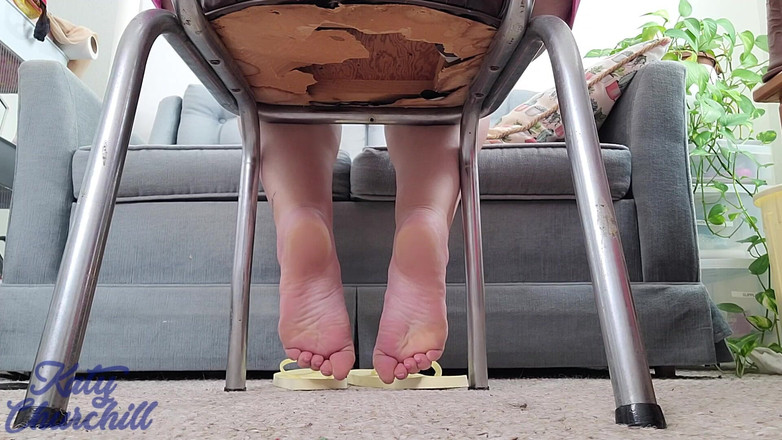 Katy Churchill: Gelbe flip-flops, fußspiel und zeigen sohlen - kein reden