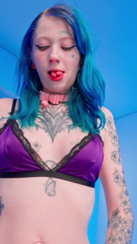 Coyemoo, das deutsche blauhaarige & split-zungen-alt-model, bekommt einen harten fick in pOV
