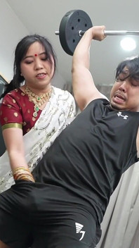 Fată indiancă antrenor la sală porno