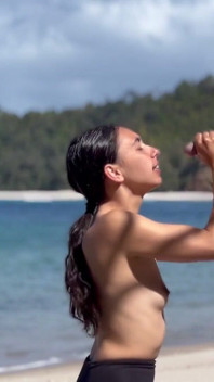 Boquete e punheta na melhor praia com uma carga de engolir