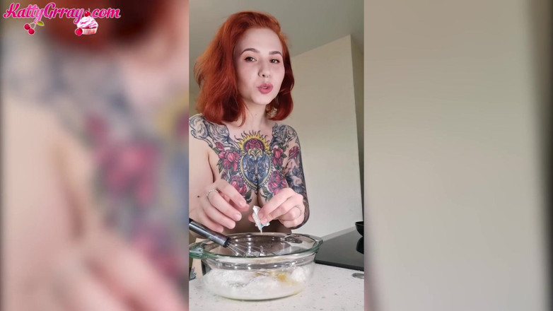 Katty Grray: Sexy casalinga nuda in cucina- fatto in casa