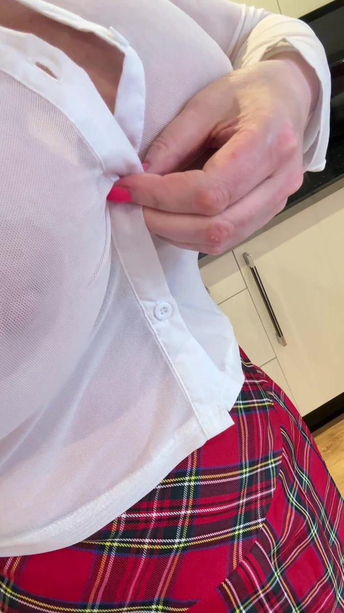 Sophie James: มุมมองคนเย็ด ใต้กระโปรงผิวสีแทนของฉัน: แหกรูของฉัน 4 นิ้วลึก!
