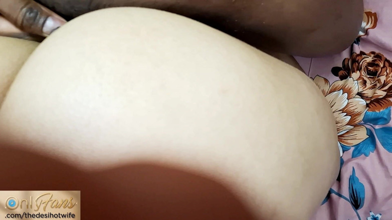 TheaDesiHotwife: Un Ragazzo Con Un Cazzo Piccolo Prova a Fare Un...