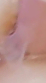 Scopa una figa cremosa con un grosso dildo