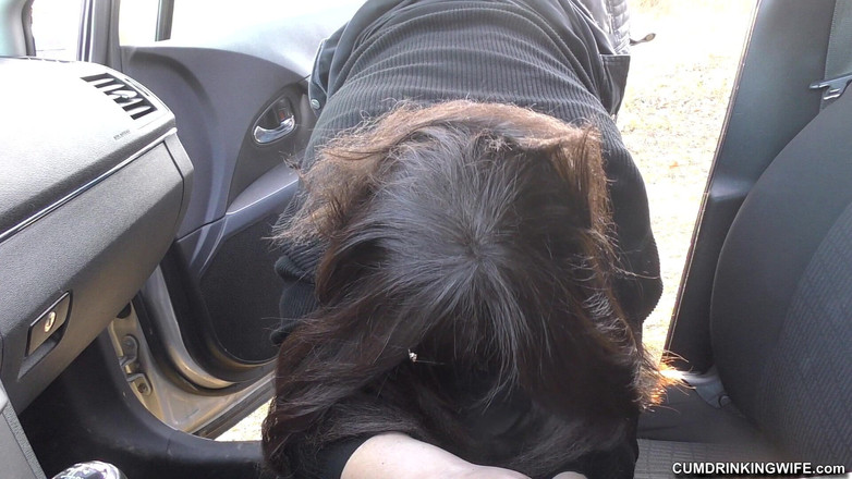 Cumdrinking Wife: 낯선 사람이 내 차에서 섹스하고 번식해