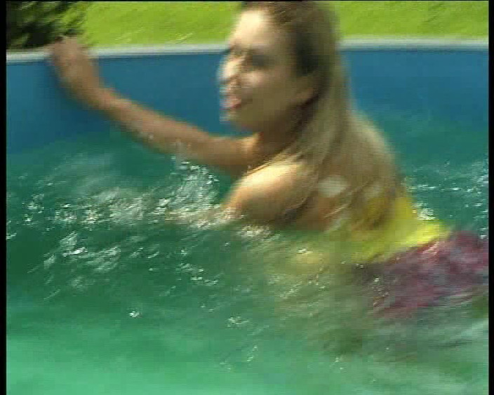 VintageXMovies: Teen bionda arrapata giocosa prende in giro in piscina - slip...