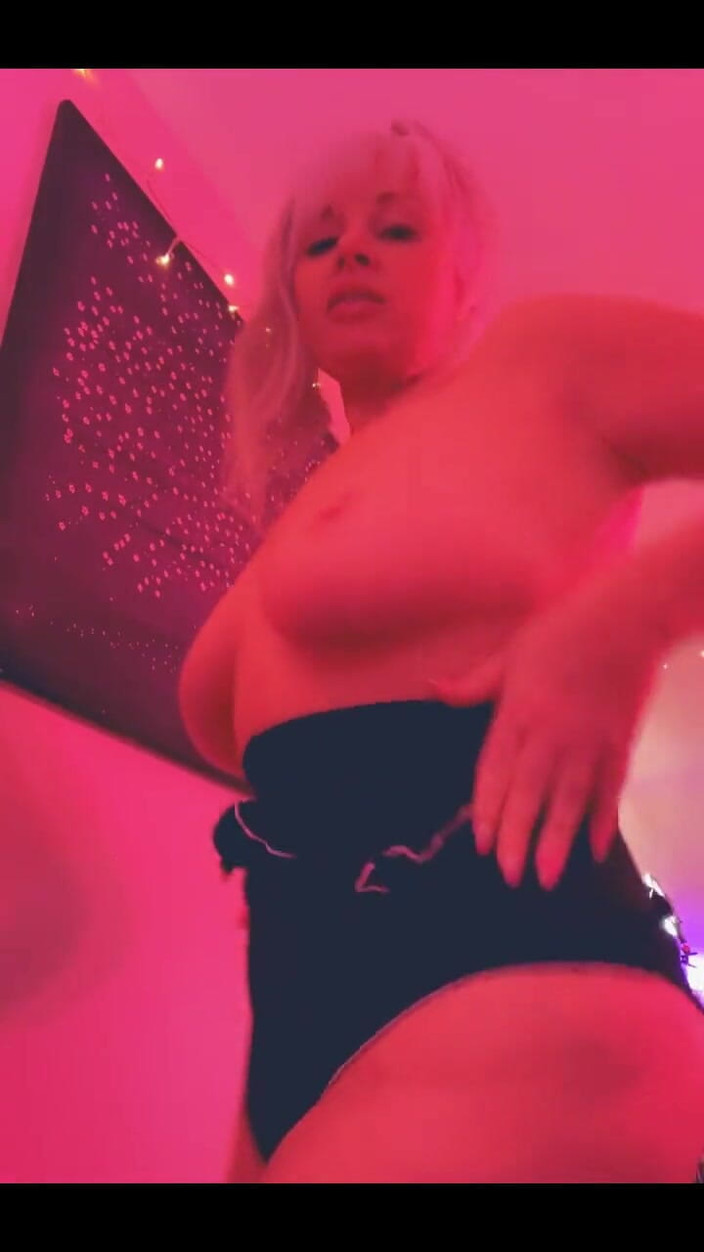 PaintedRose: Ongeremd uitkleden dringt aan - clubspullen zinderend!