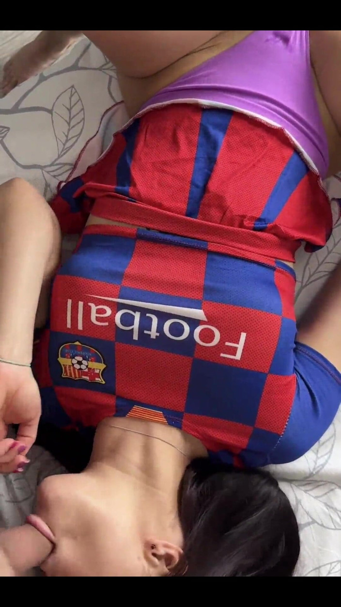ComerZ: Calda cheerleader con un grosso culo si scopa due cazzi