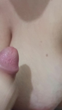 浴室で大きなジューシーなおっぱいをファック