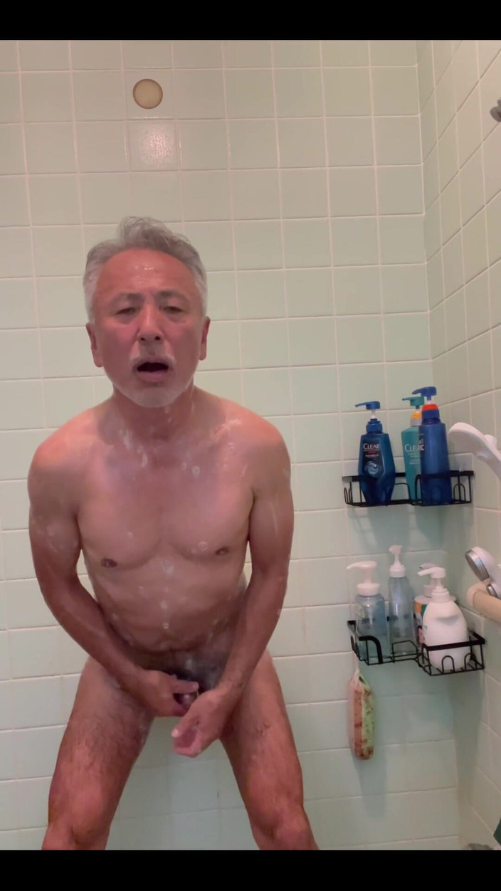 Japanese daddy: Dusch efter solbränna