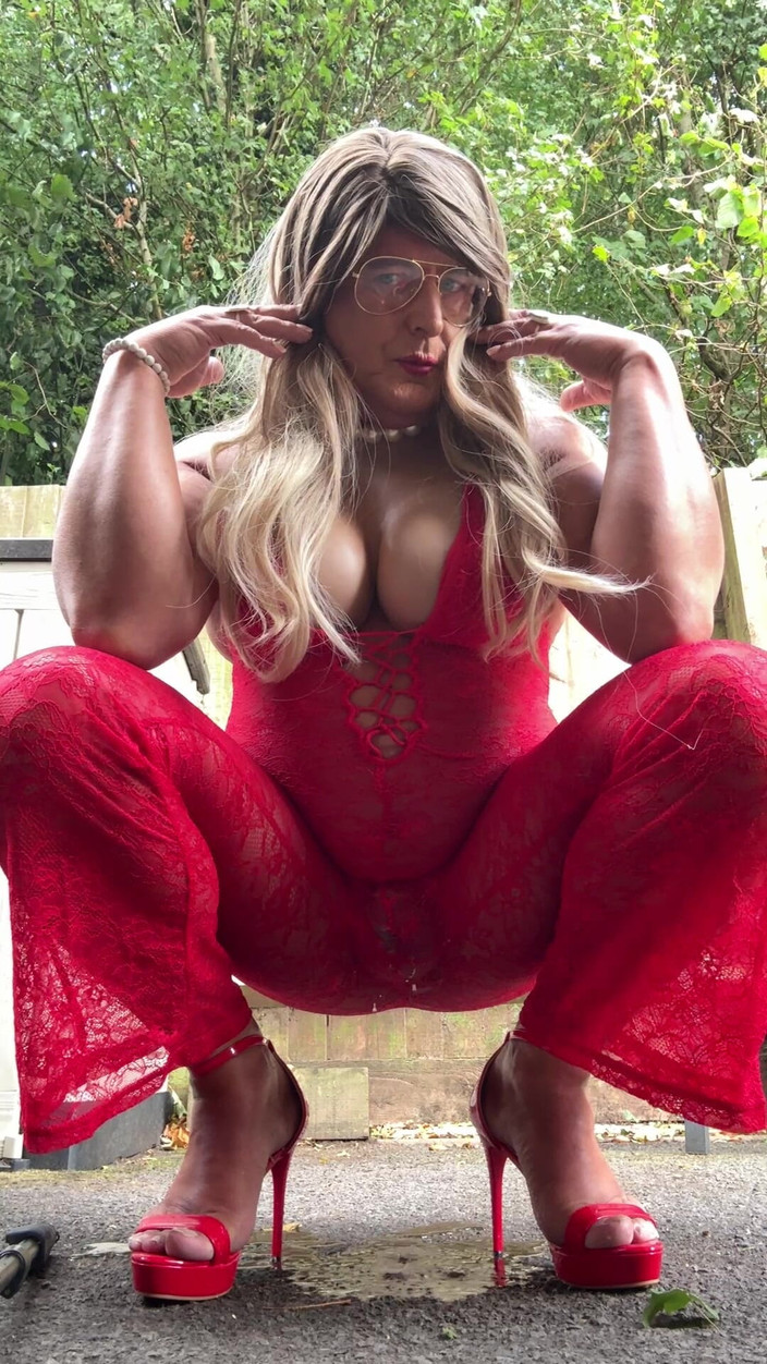 Kellycd2022: Sexy Crossdresser Kellycd2022 v sexy červené kombinéze a podpatcích