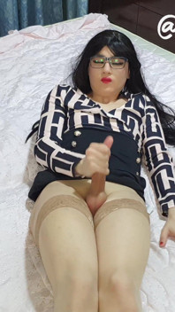 Sexy trans-sekretärin kommt auf ihr gesicht