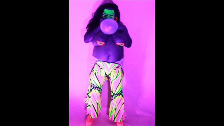 Haydee Rodriguez: Büyük memeli siyah ışık ve balonlar iki