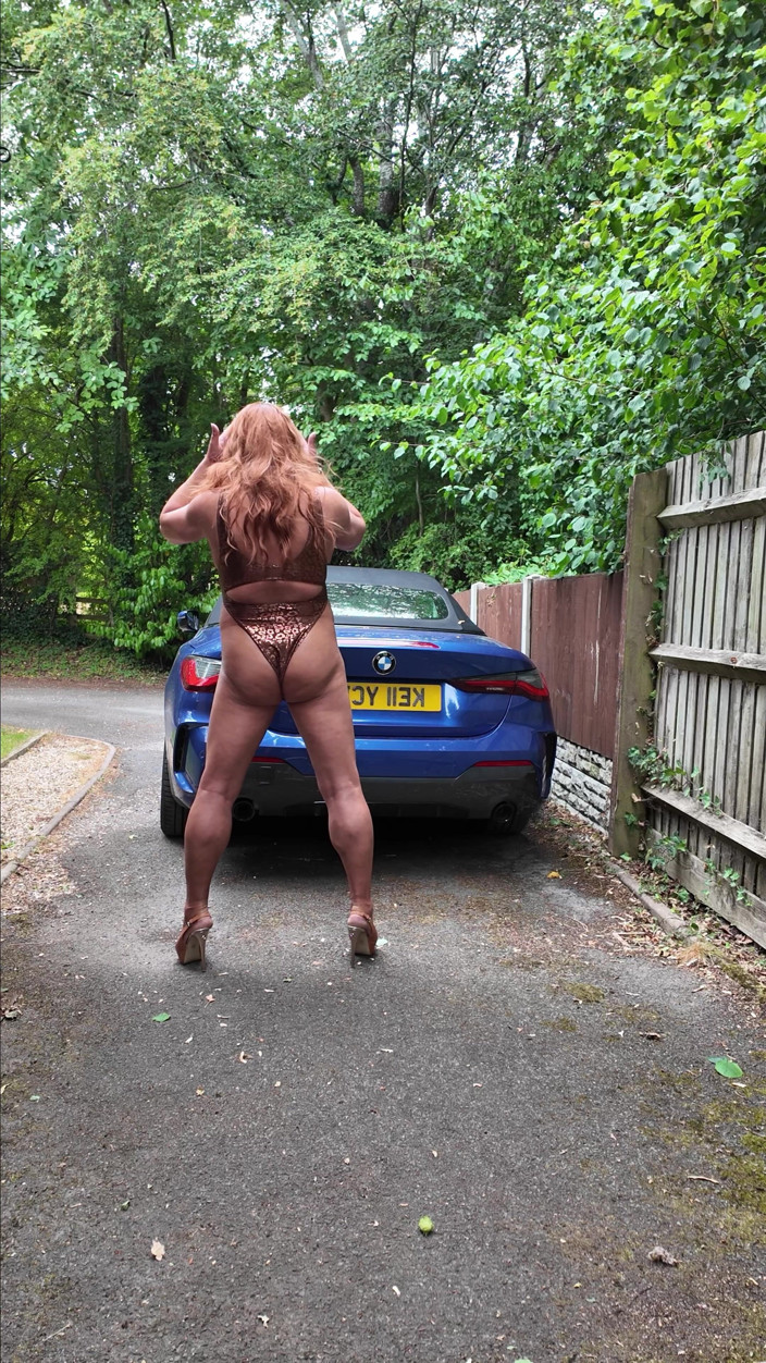 Kelly CD 2022: Sexy Crossdresser Kellycd2022 in Brown and Gold Swimsuit and Heels