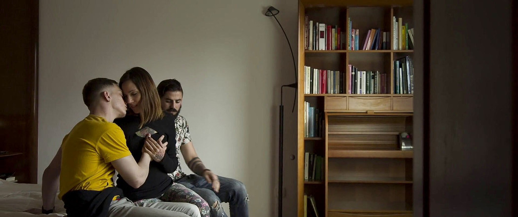 Verso Cinema: Remaja bertatu panas dikongkek dua belah dalam seks bertiga