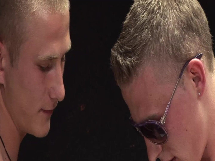 SEXUAL SIN GAY: Scéna 1 se šukajícími muži: dva kolegové se navzájem masturbují, dokud se...