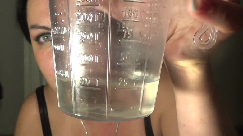 Sexy Milf: Huge Pee Challenge - Part 1 - 46 Minutes 50 Ml of Piss Every 5 Minutes