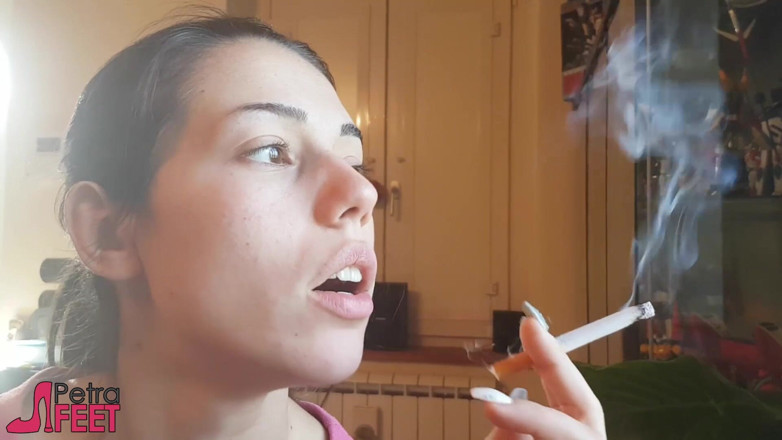 Smokin Fetish: Спокуслива італійська дівчина курить сигару в відео крупним планом