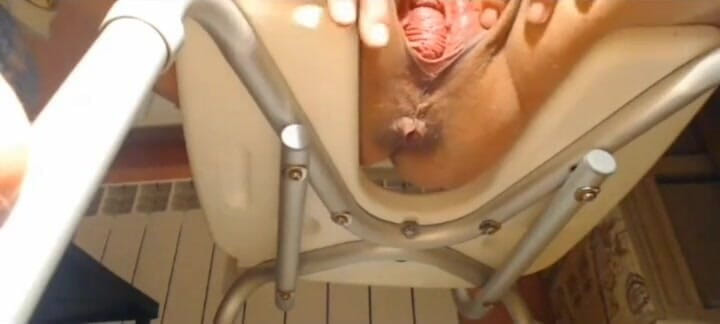 Putarankahotmilf: Sentados en la silla del baño, ambos agujeros juegan y...