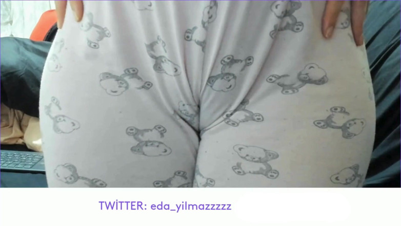 bigass_sexy_bigboobs: Cameltoe - geschwollene muschi - reiben der muschi mit Schlafanzug