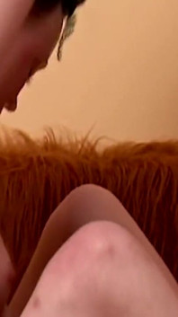 Ragazze lesbiche bollenti si sditalinano e leccano per orgasmi esplosivi
