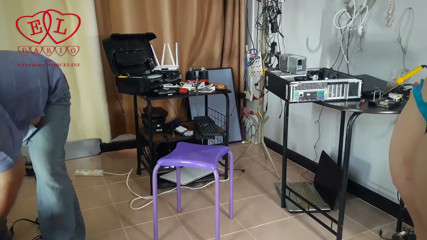 Strange stepfamily: Une femme de ménage nue nettoie dans un bureau stupide...